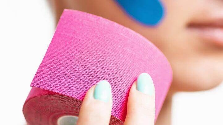 Na zdjęciu jest pokazana taśma do kinesiotaoingu estetycznego twarzy