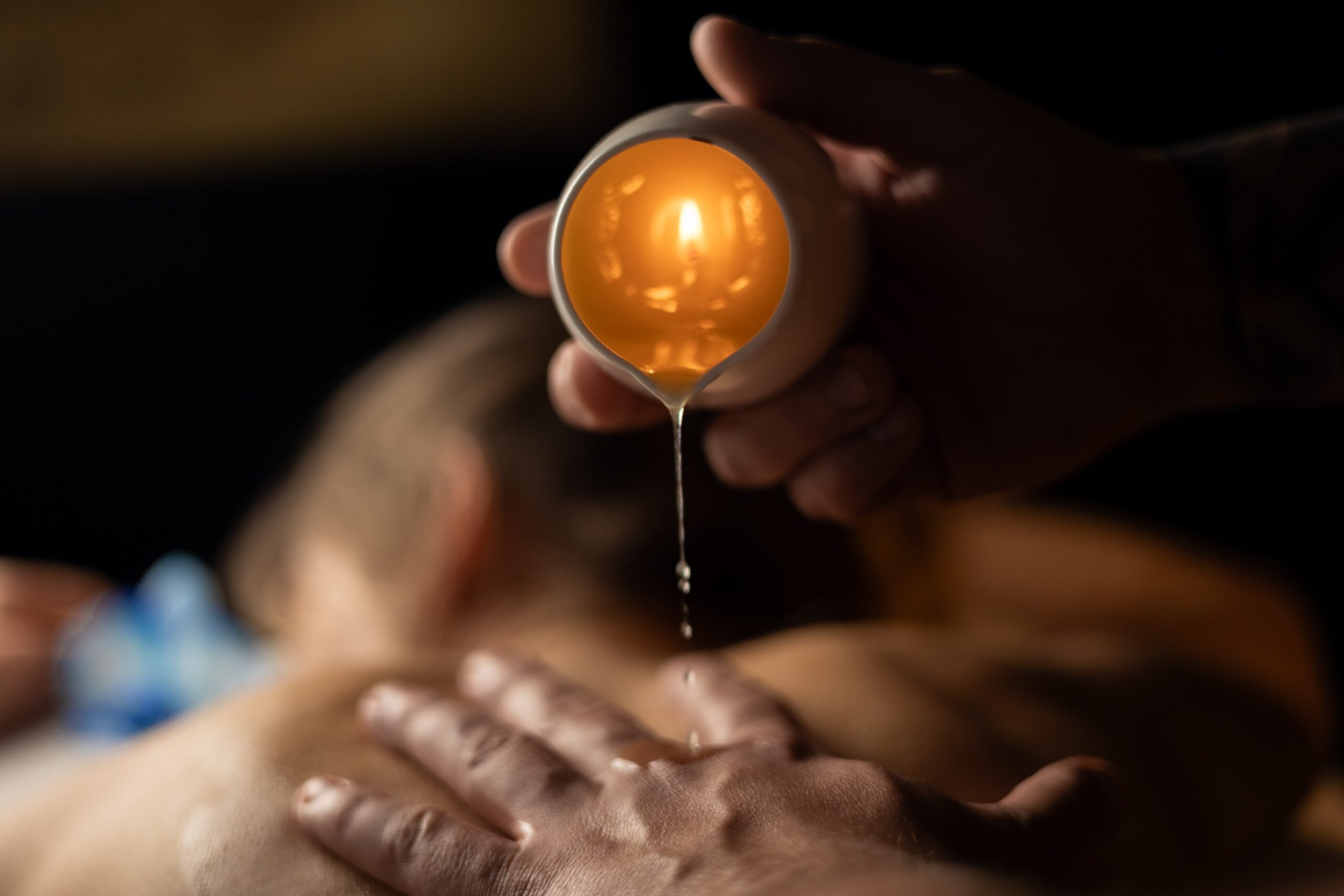 Uczestnicy kursu masażu ciepłą świecą w szkole masażu Oriental Spa w Jeleniej Górze uczący się technik relaksacyjnych od doświadczonego instruktora