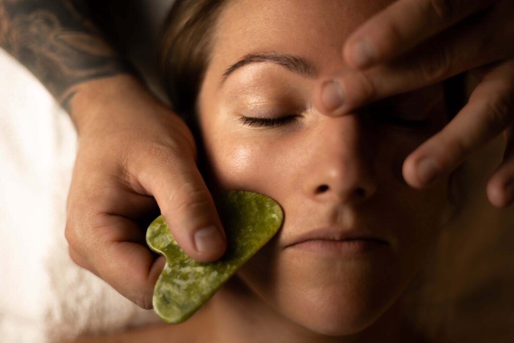 kurs liftingujący masaz twarzy masaz-twarzy-gua-sha cupping massage kurs liftingujący masaz twarzy masaz-twarzy-gua-sha cupping massage