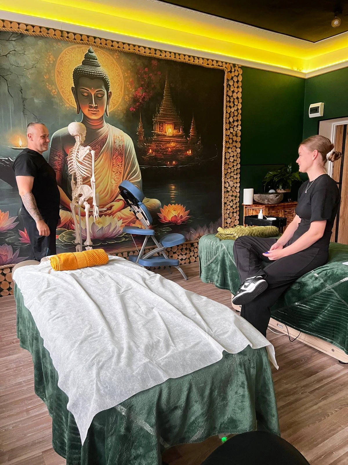 Szkolenie indywidualne z terapii manualnej i masażu kręgosłupa w Akademii Oriental SPA w Jeleniej Górze. Instruktor prezentuje techniki pracy manualnej na odcinku piersiowo-lędźwiowym w praktyce na modelu.