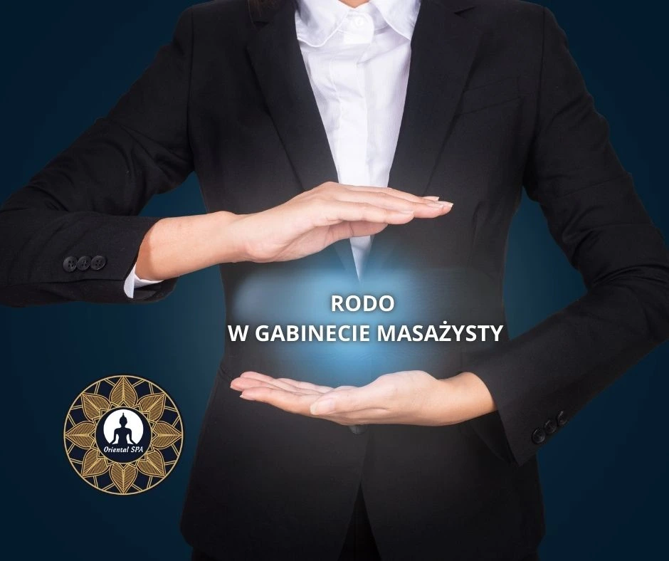 Grafika przedstawiająca osobę w eleganckim stroju, która symbolicznie chroni dane dłońmi; napis „RODO w gabinecie masażysty” oraz logo Akademii Oriental SPA.