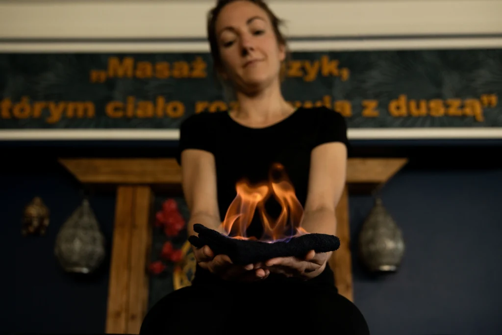 Tybetański Masaż Ogniem™ – terapeutyczna praca z energią ognia podczas sesji w Akademii Oriental SPA.