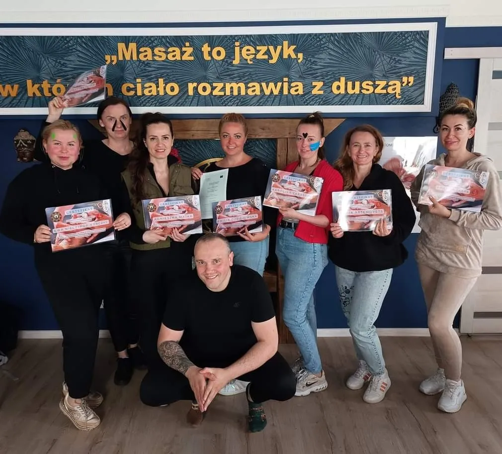 Absolwenci kursu masażu w Akademii Oriental SPA w Jeleniej Górze z certyfikatami ukończenia szkolenia, wspólne zdjęcie grupy z mentorami