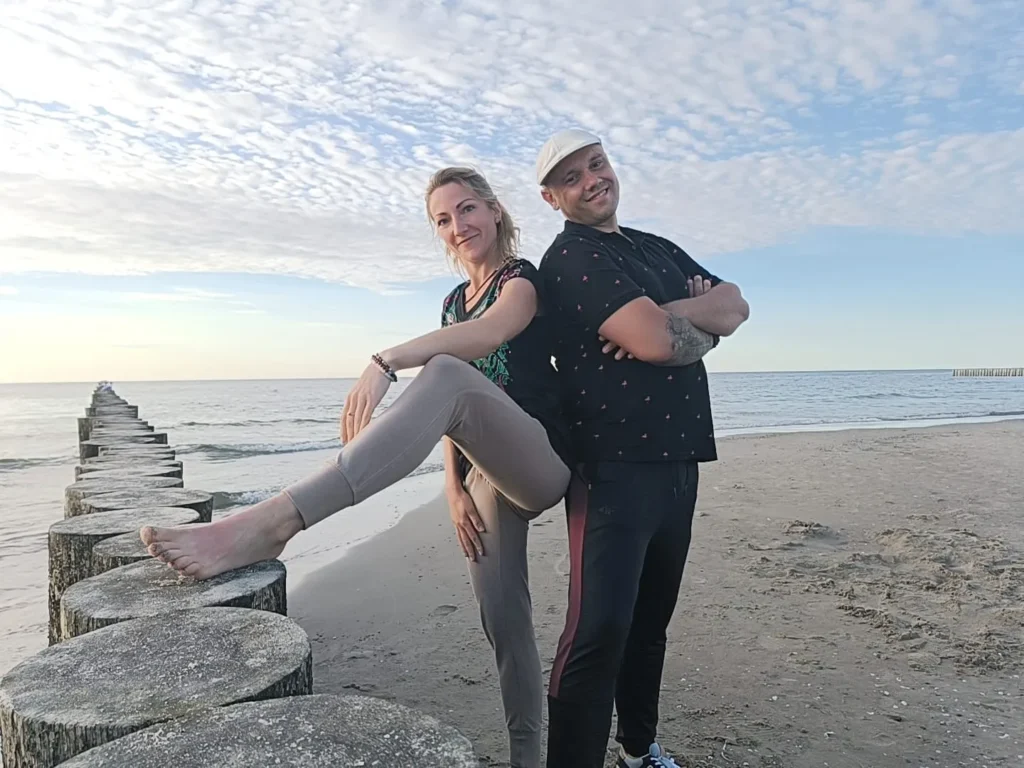 Asia i Tomek – twórcy Akademii Oriental SPA i Oriental SPA w Jeleniej Górze, wspólne zdjęcie portretowe na plaży nad Bałtykiem