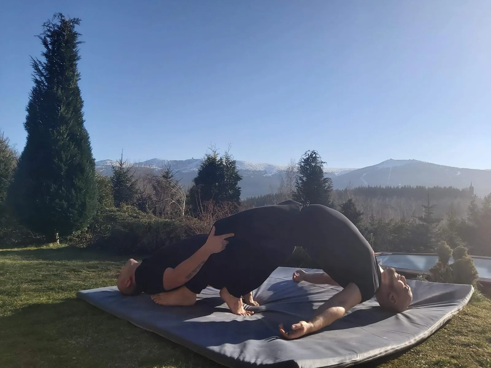 Masaż tajski w Jeleniej Górze – stretching pasywny na macie z widokiem na Karkonosze. Akademia Oriental SPA.