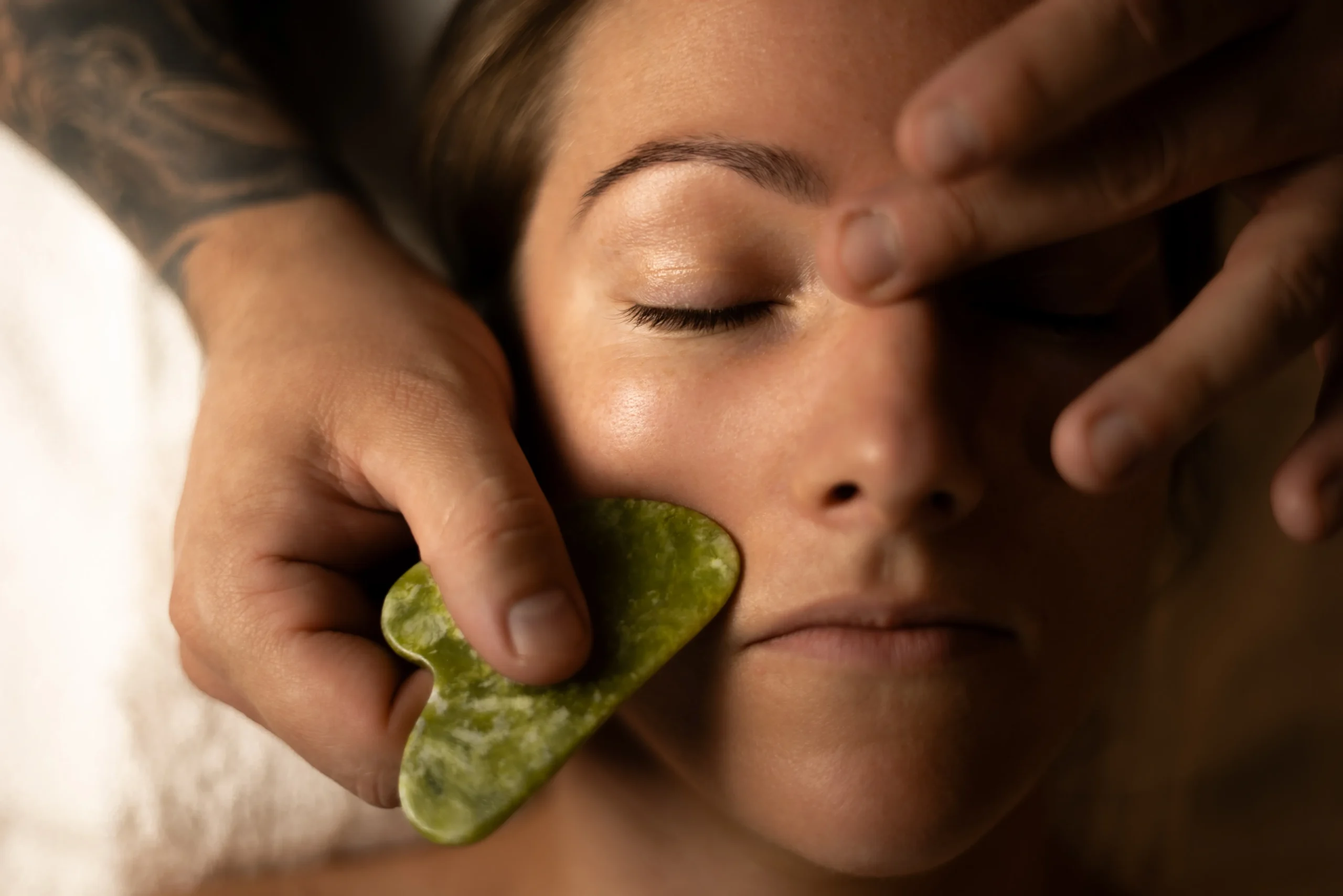 Masaż twarzy Gua Sha płytką z zielonego nefrytu – zabieg liftingujący w Oriental SPA Jelenia Góra.