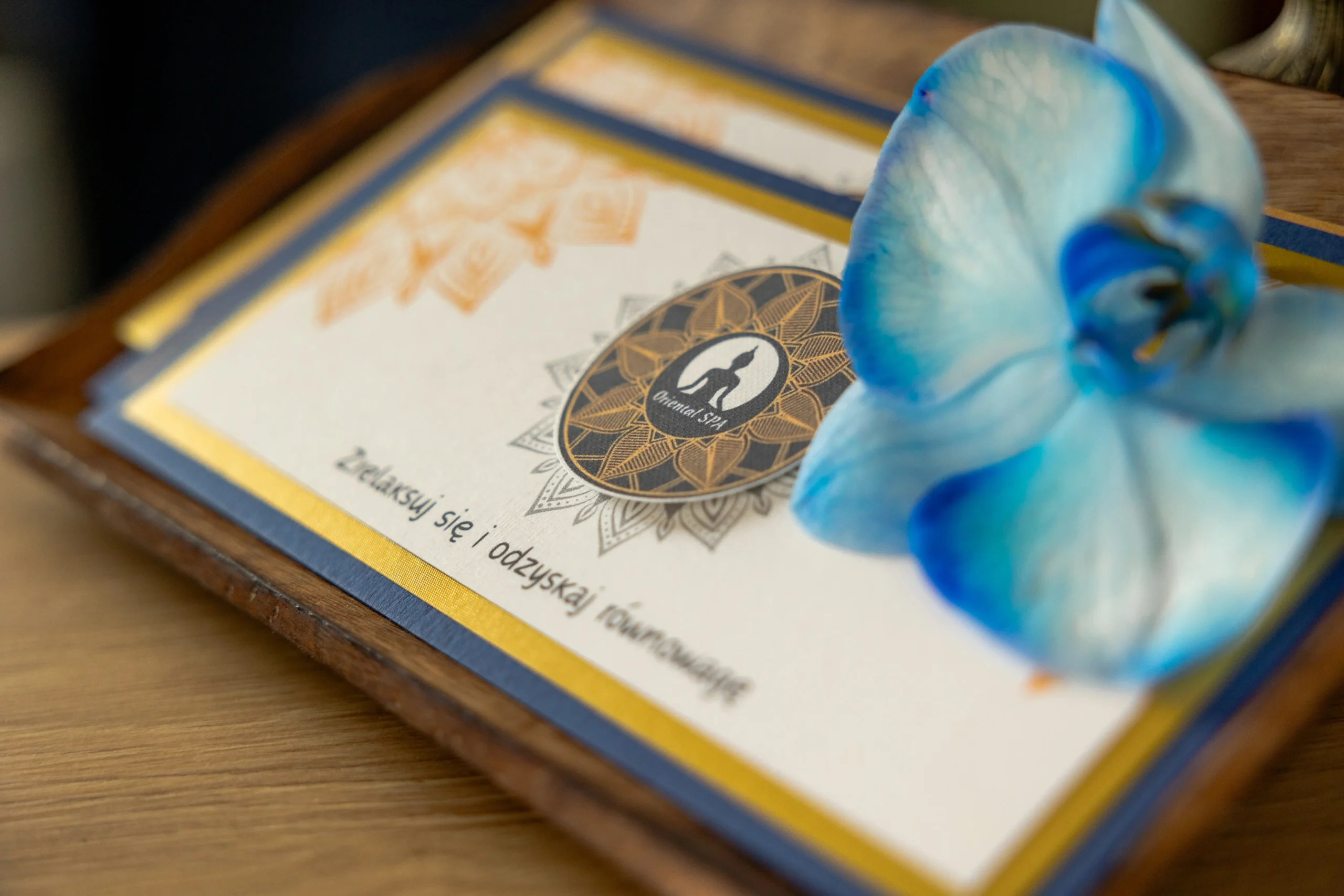 Voucher prezentowy Oriental SPA Jelenia Góra – elegancki dokument z mandalą i orchideą, gotowy do wręczenia.